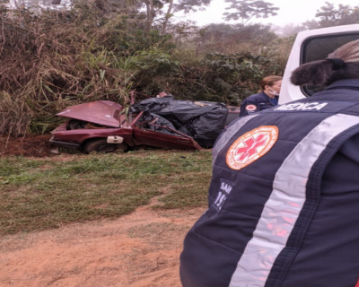 Casal morre em acidente ap�s carro sair da pista na MT-130, em Poxor�u