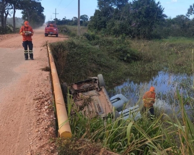 Bombeiros socorrem v�timas ap�s colis�o de ve�culo na Transpantaneira