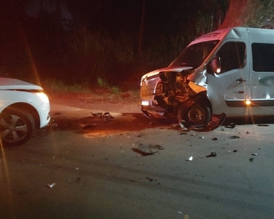 Acidente entre van e carro no Anel Virio de Rondonpolis deixa duas pessoas feridas