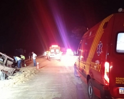 Motociclista fica gravemente ferido ao colidir com caminho tombado na BR-163