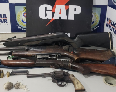 Integrante de fac��o � preso com cinco armas ap�s amea�ar moradores em Santo Ant�nio do Leverger