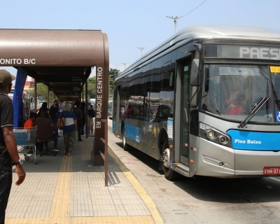 Setor de servi�os mant�m ritmo de crescimento em abril impulsionado pelo transporte