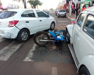 Motociclista adolescente fica ferido aps coliso com carro e veculo estacionado em Tangar da Serra