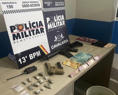 Cavalaria da PM prende cinco pessoas por tr�fico, apreende por��es de drogas e simulacro de arma de fogo