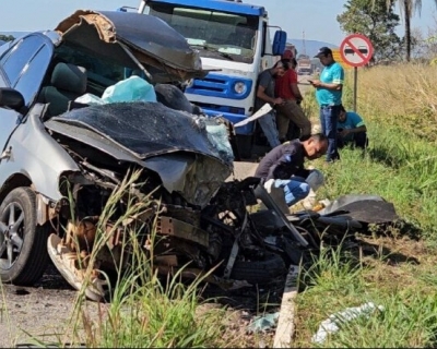 Coliso entre carro e carreta na BR-070 deixa um morto e mobiliza equipes de resgate em Cceres
