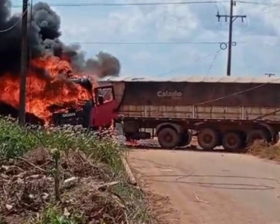 Carreta pega fogo aps coliso com poste e mobiliza bombeiros em Alta Floresta
