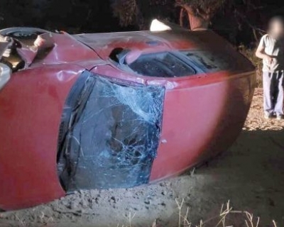 Carro capota, derruba poste e deixa fios de alta tenso sobre a pista em Alta Floresta