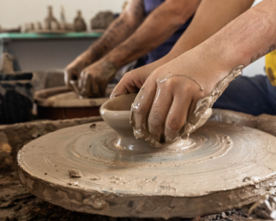 Oficina de cermica transforma barro em arte no Museu do Rio e encanta visitantes