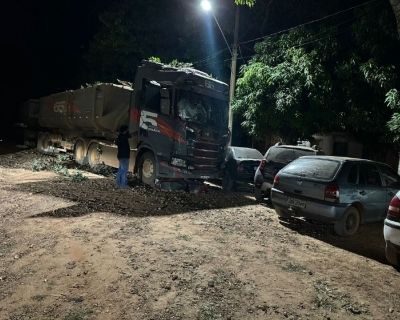 Caminho desgovernado atinge 16 veculos aps motorista sofrer mal sbito e morrer