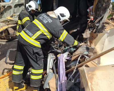 Bombeiros realizam resgate aps coliso entre veculos de transporte de carga na BR-158