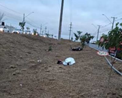 Motociclista morre aps perder controle e bater em placa na Avenida das Torres, em Cuiab