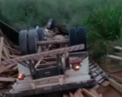 Filho de empresrio morre aps caminho capotar em Lambari DOeste
