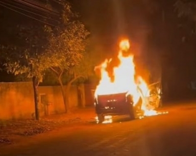 Carro pega fogo em bairro de Alta Floresta durante a madrugada