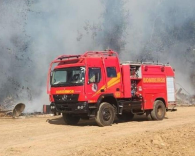 Bombeiros combatem incndio em vegetao prximo a lavoura de milho em Sinop