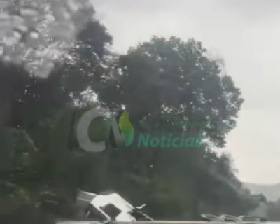 Chuva e pista escorregadia provocam tombamento de carreta na BR-070