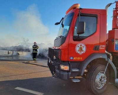 Bombeiros de MT combatem incndio em carreta carregada com leo vegetal