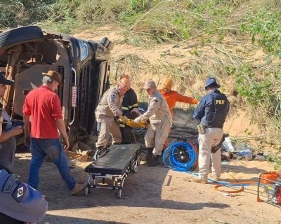 Tombamento de carreta na Curva do S deixa motorista ferido e encarcerado
