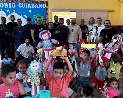 Brinquedos confeccionados por reeducandos s�o doados a crian�as em Cuiab�