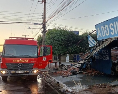 Inc�ndio de grande porte destr�i loja de eletr�nicos em �gua Boa