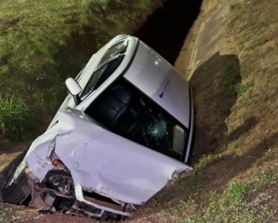 Carro colide em caminhonete e sai da pista em Sorriso