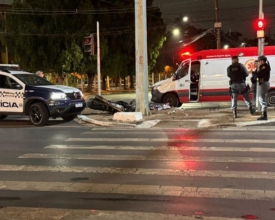 Motociclista morre ao colidir com poste na avenida Fernando Corra, em Cuiab