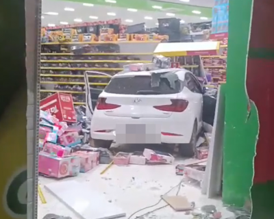 Mulher perde o controle do carro e destri fachada de loja em Rondonpolis