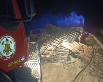 Motorista fica ferido ap�s carreta tombar na BR-070