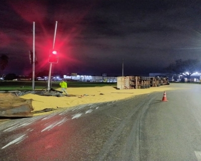 Carreta carregada com soja tomba ao desviar de carro em Rondonpolis  Subttulo: