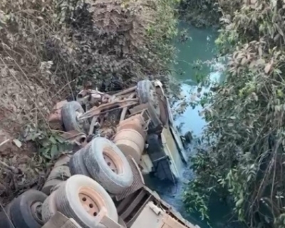 Caminho despenca de ponte e motorista morre no interior de Sorriso