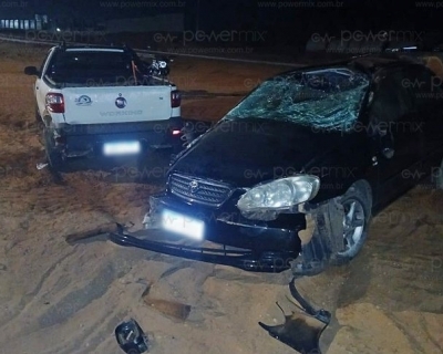 Motorista foge aps coliso e capotamento em avenida de Nova Mutum
