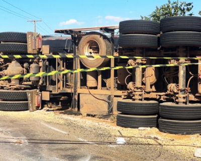 Carga de soja  espalhada aps tombamento de carreta em Sorriso