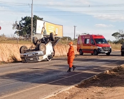 Caminho capota aps coliso com carro em rodovia de Alta Floresta