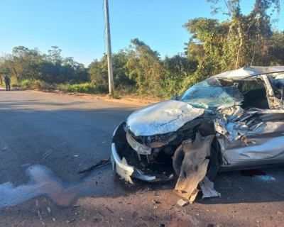 Motorista fica preso s ferragens aps coliso entre carro e micro-nibus em Vrzea Grande