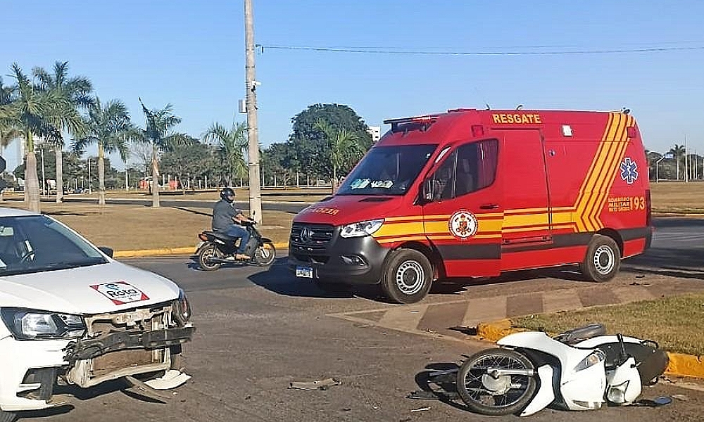Corpo de Bombeiros socorre motociclista ferida após colisão com carro em rotatória