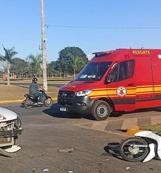 Corpo de Bombeiros socorre motociclista ferida após colisão com carro em rotatória