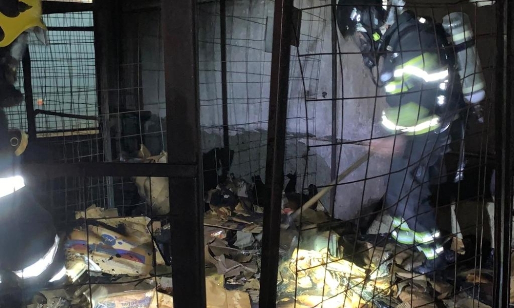 Corpo de Bombeiros realiza rescaldo após fogo em depósito do Atacadão em Lucas do Verde