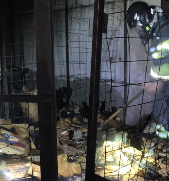 Corpo de Bombeiros realiza rescaldo após fogo em depósito do Atacadão em Lucas do Verde