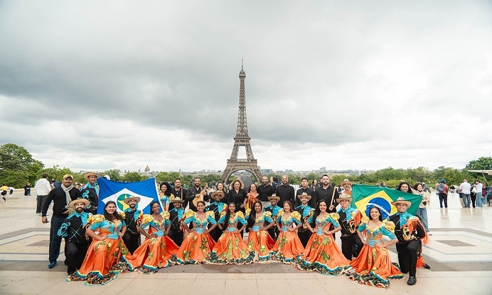 Flor Ribeirinha leva siriri à Europa e encerra turnê com show na Torre Eiffel