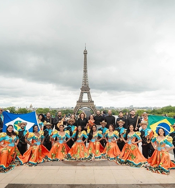 Flor Ribeirinha leva siriri à Europa e encerra turnê com show na Torre Eiffel