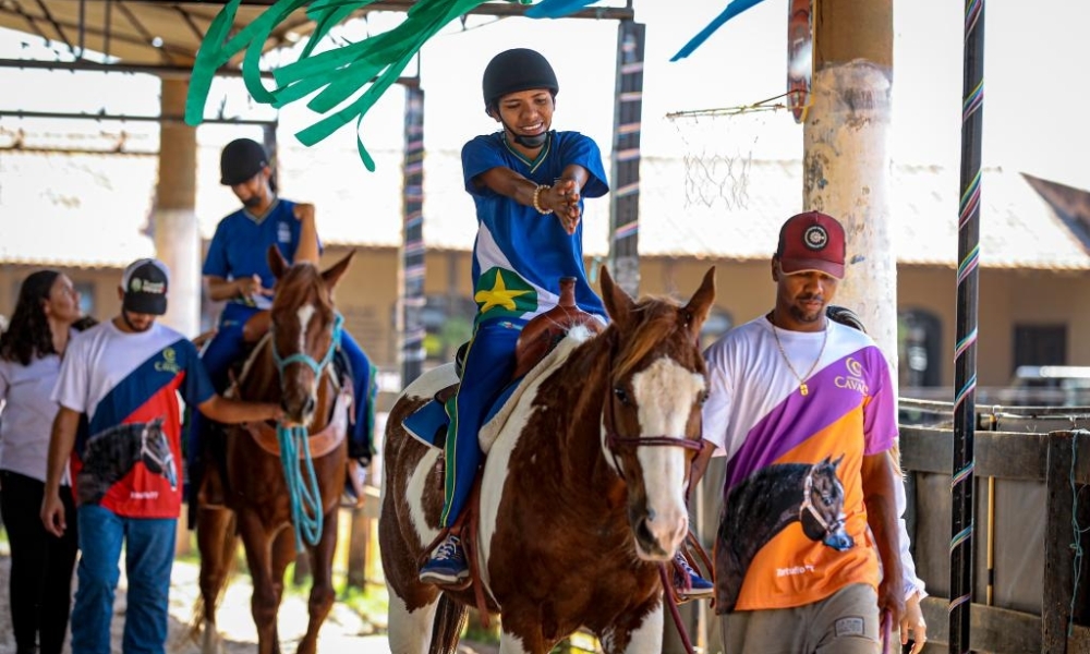 Seduc mantém equoterapia para crianças da rede estadual durante as férias escolares