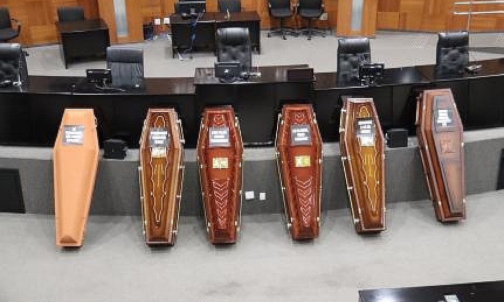 Deputado coloca caixões no Plenário da AL em audiência sobre Lei da Pesca