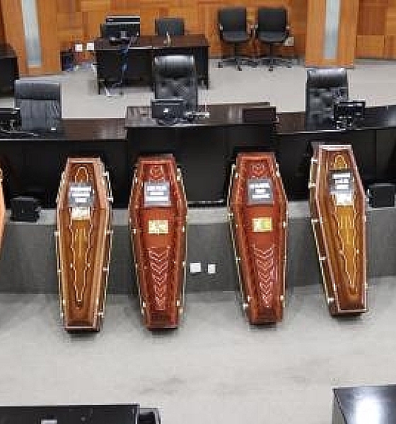 Deputado coloca caixões no Plenário da AL em audiência sobre Lei da Pesca