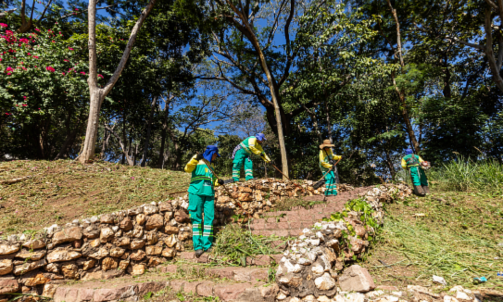 Prefeitura de Cuiabá conclui operação de limpeza e retira 30 toneladas de lixo do Morro da Luz