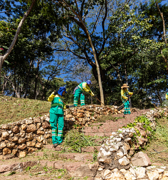 Prefeitura de Cuiabá conclui operação de limpeza e retira 30 toneladas de lixo do Morro da Luz