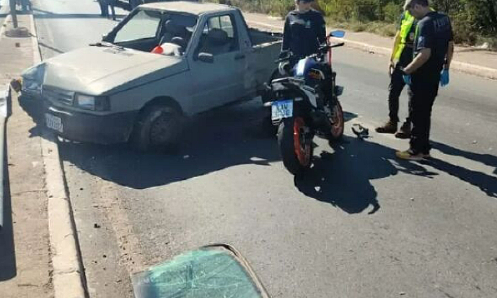 Motociclista morre após ser atingida por caminhão em acidente em Várzea Grande