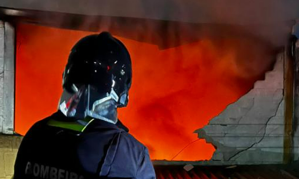 Incêndio de grandes proporções atinge loja de autopeças em Cuiabá