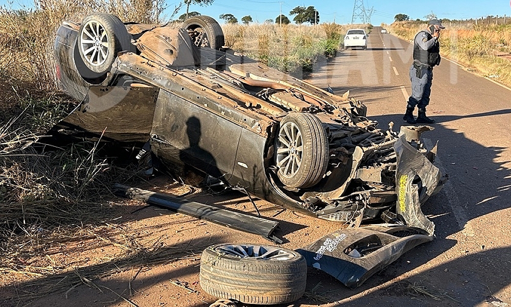 BMW capota após atingir rotatória em Rondonópolis