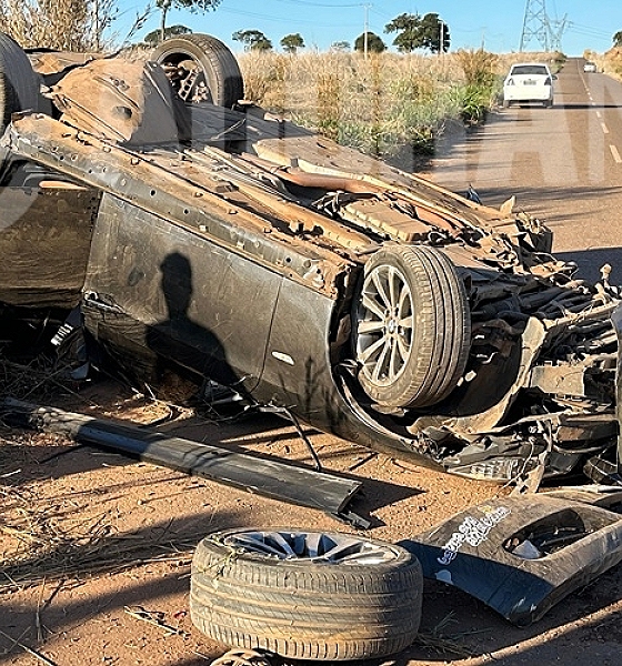 BMW capota após atingir rotatória em Rondonópolis