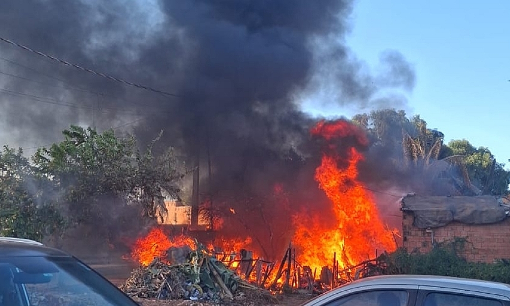 Incêndio destrói residência no bairro Jardim HD, em Rondonópolis