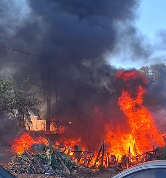 Incêndio destrói residência no bairro Jardim HD, em Rondonópolis